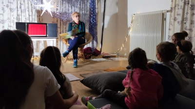 Vorleseaktion mit dem Kamishibai-Theater im Vitusheim (Bild: Franziska Siegert)
