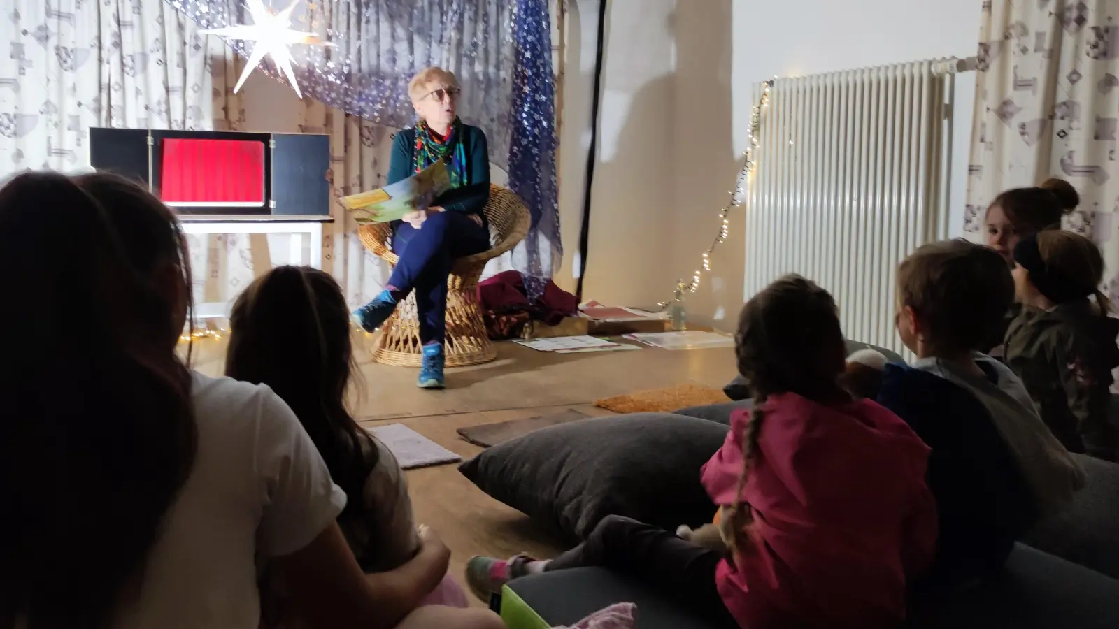 Vorleseaktion mit dem Kamishibai-Theater im Vitusheim (Bild: Franziska Siegert)