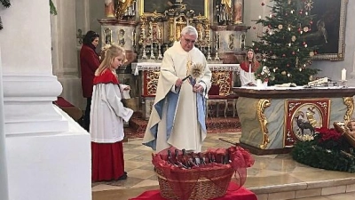 Pfarrer Eugen Wismeth segnet den Johanniswein zum Abschluss des Sonntagsgottesdienstes. (Bild: Elisabeth Bauer)