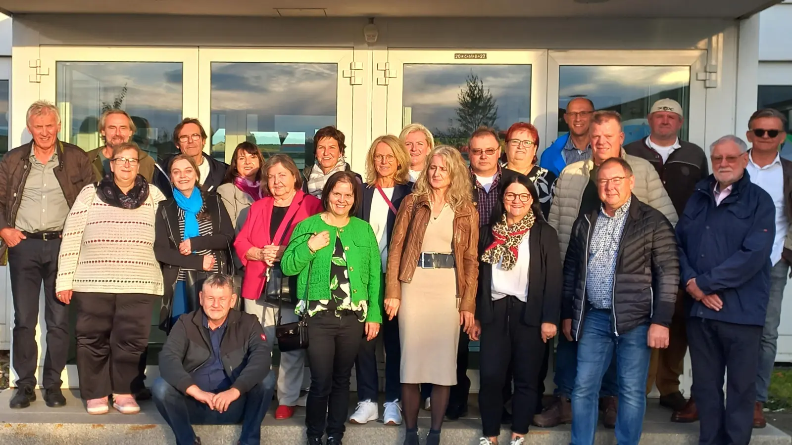 Gruppenfoto vor der Grundschule Diendorf mit den ehemaligen Schülern und den damaligen Klassenlehrern  (Bild: Johann Lobinger)