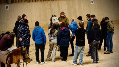 Reinhard Scherr und Schulpony Jack mit einigen Schülerinnen und Schülern der 8ten Klasse.  (Bild: Juliana Scherr)