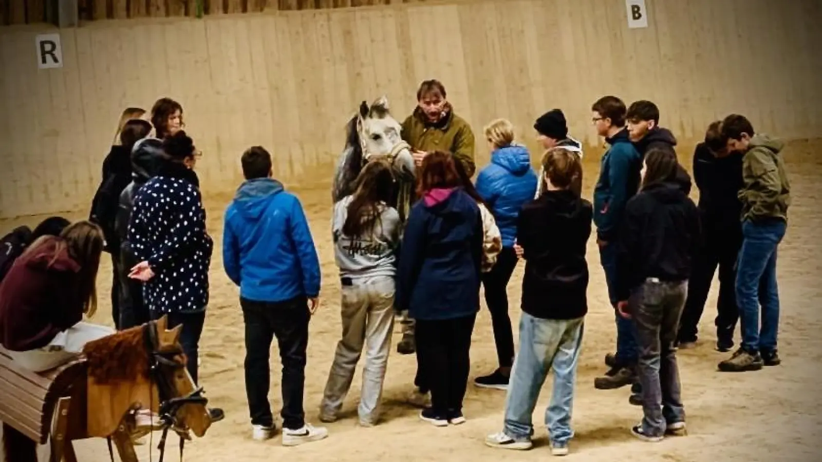 Reinhard Scherr und Schulpony Jack mit einigen Schülerinnen und Schülern der 8ten Klasse.  (Bild: Juliana Scherr)