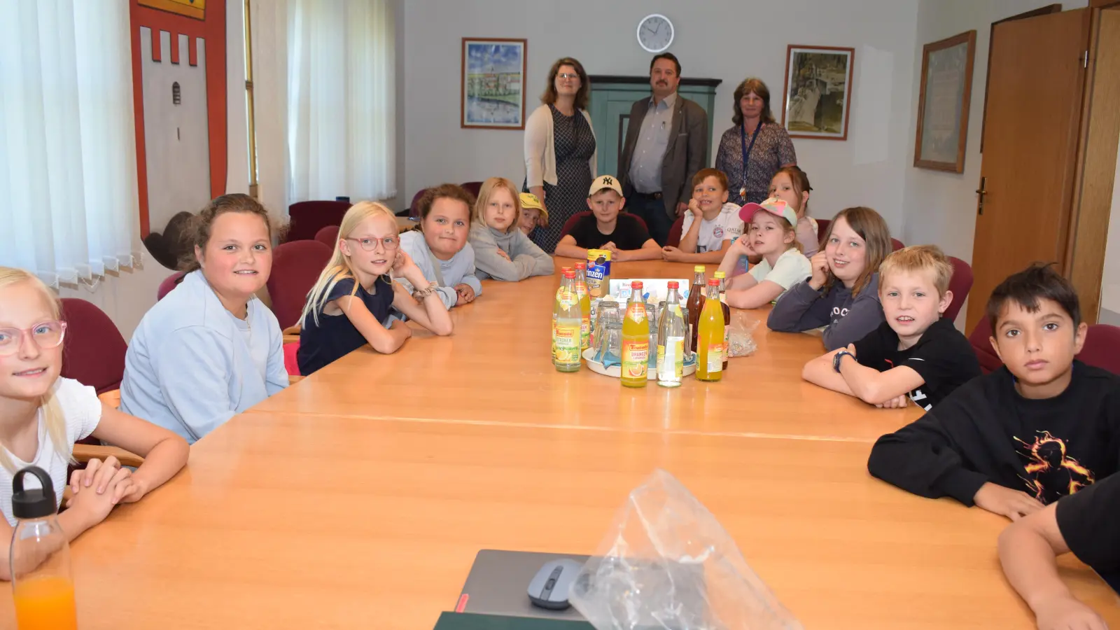 Im Sitzungssaal der Gemeinde Trausnitz wurde die Schülerinnen und Schüler der Grundschule mit ihren Lehrkräften von Bürgermeister Reinhard Schwarz empfangen. (Bild: Richard Braun)