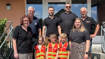 Die Neuaufnahmen der Kinderfeuerwehr mit den Betreuerinnen, 1. Vorstand Thomas Krämer, 2. Vorstand Andreas Kraus, 1. Kommandant Markus Uschold und KBM Reinhold Stangl (Bild: Sabrina Schwendner)