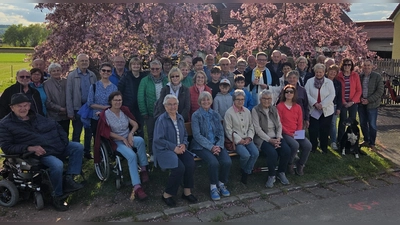 Am Ende der Maiandacht in Oberammersricht steht das traditionelle Gruppenfoto mit den Mitfeiernden.  (Bild: Manuel Häffner)