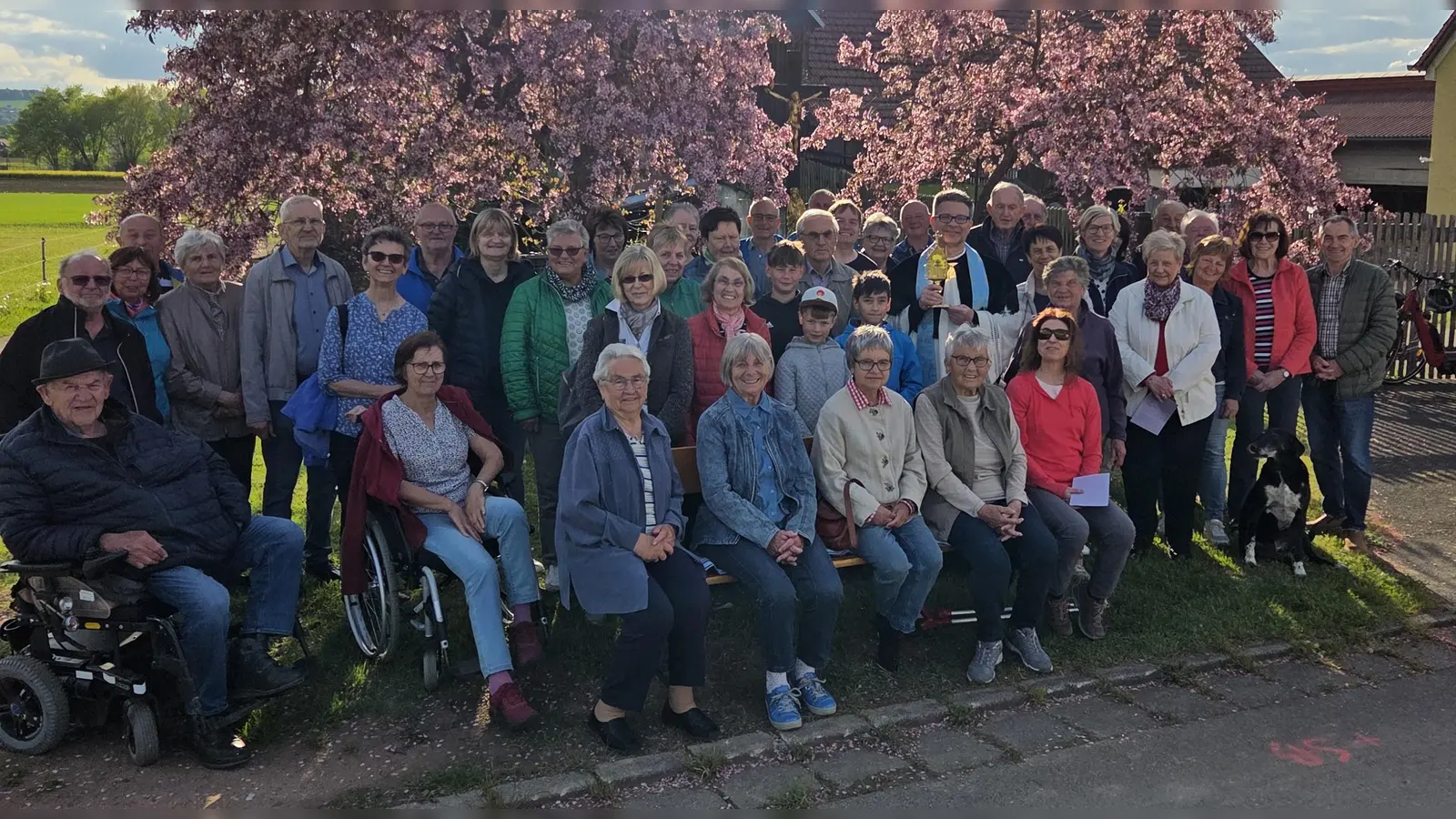 Am Ende der Maiandacht in Oberammersricht steht das traditionelle Gruppenfoto mit den Mitfeiernden.  (Bild: Manuel Häffner)