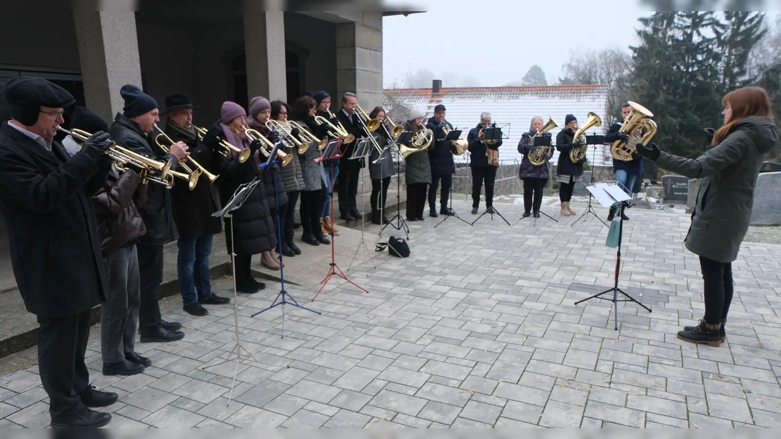 Die aktive Mitwirkung des evangelischen Posaunenchores unter Leitung von Tanja Riedel beim Gottesdienst und anschließend beim Friedhofgang am Ewigkeitssonntag findet bei den Besuchern dankbare Anerkennung. (Bild: Fred Lehner)
