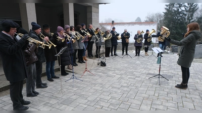 Die aktive Mitwirkung des evangelischen Posaunenchores unter Leitung von Tanja Riedel beim Gottesdienst und anschließend beim Friedhofgang am Ewigkeitssonntag findet bei den Besuchern dankbare Anerkennung. (Bild: Fred Lehner)