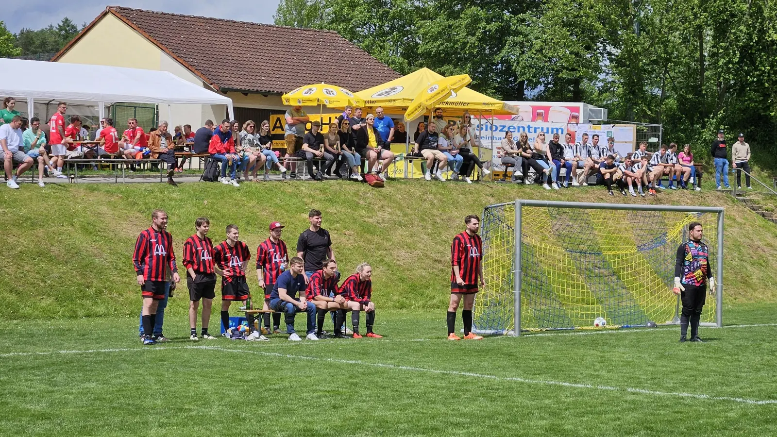 Auf tolles Fußballwetter und viele Zuschauer hofft der Stammtisch HILTI-Power beim HILTI-Cup 2026 im Sportzentrum am Forst. (Bild: Günther Schatz)