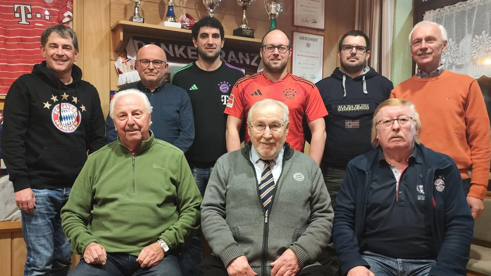 Stehend hinten, von links: Beisitzer Markus Dumler, Vorstandsteam Johannes Koller, Benjamin Schmid und Tobias Holzinger, Beisitzer Josef Schmid, 1. Bürgermeister Peter König. Vorne sitzend, von links: Kassenprüfer Helmut Müller, Ehrenpräsident Johann Steinkohl und Kassier Harald Holzinger. Es fehlen Schriftführerin Jasmin Beck und Beisitzerin Alexandra Mark-Sischka.  (Bild: Carola Steinkohl )