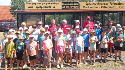 Die teilnehmenden Kindern und den Betreuern. Hinten rechts mit roter Bayernmütze, Organisationsleiter Alfons Ulrich. (Bild: Alois Hümmer )