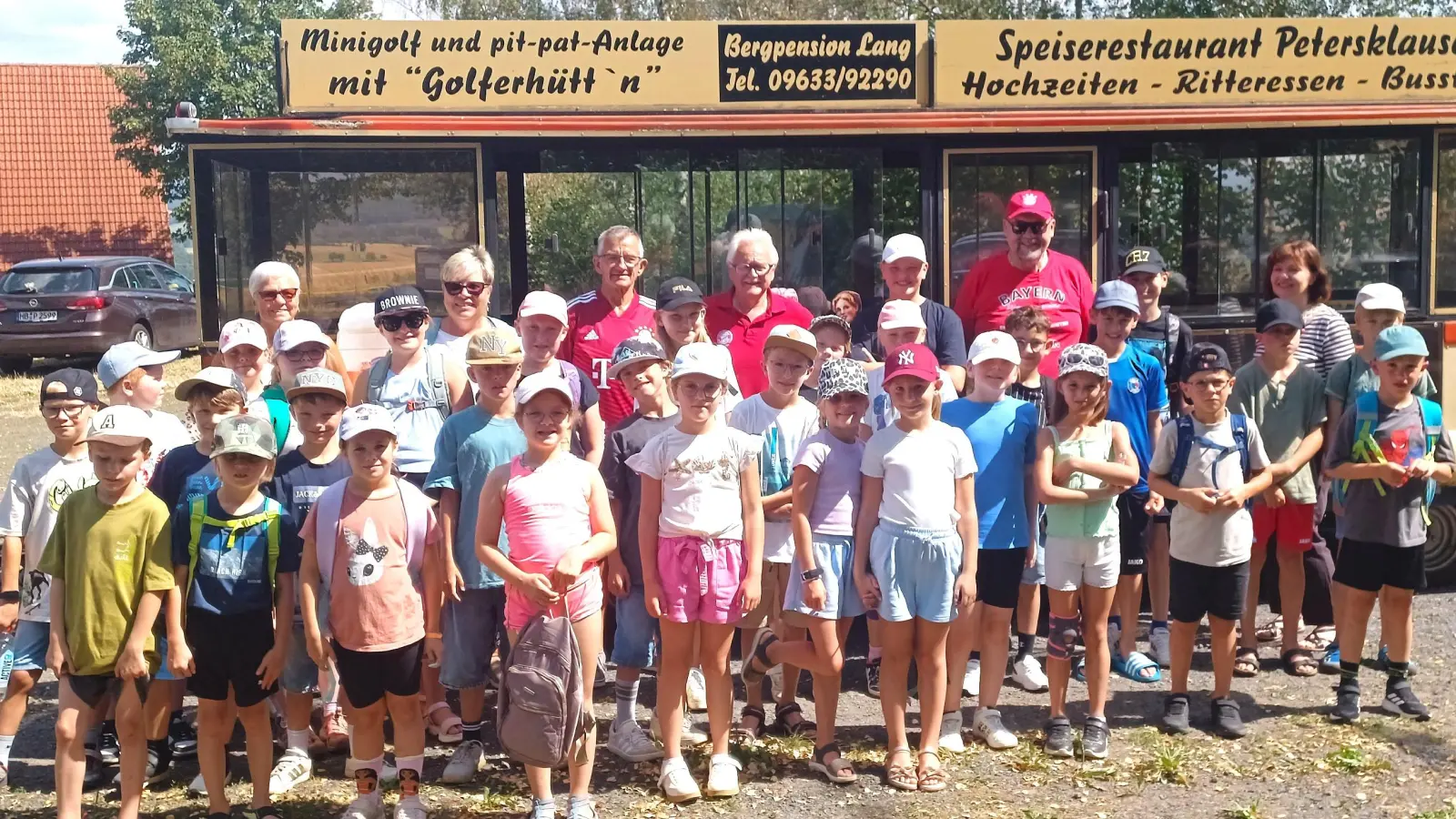 Die teilnehmenden Kindern und den Betreuern. Hinten rechts mit roter Bayernmütze, Organisationsleiter Alfons Ulrich. (Bild: Alois Hümmer )