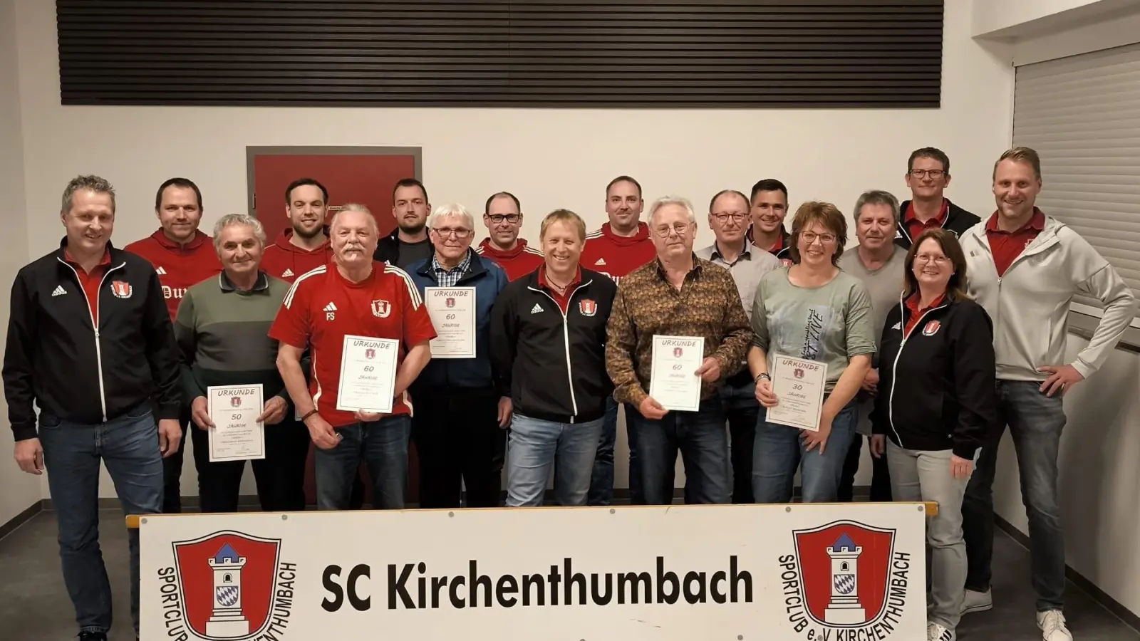 Die Vorstandschaft des SCK mit den zu ehrenden Mitgliedern. (Bild: Nicole Schusser-Schindler)