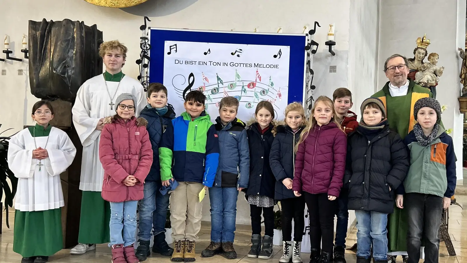 Die Erstkommunikanten stellten sich mit Pfarrvikar Christian Preitschaft vor.  (Bild: Stefanie Dotzler)