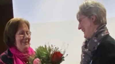 Blumen zum Abschied: Die Vorsitzende Doris Zeitler (im Bild rechts) bedankt sich bei Referentin Elke Burger für die filmische Reise in die Pariser Modewelt. (Bild: Ursula Schreier)