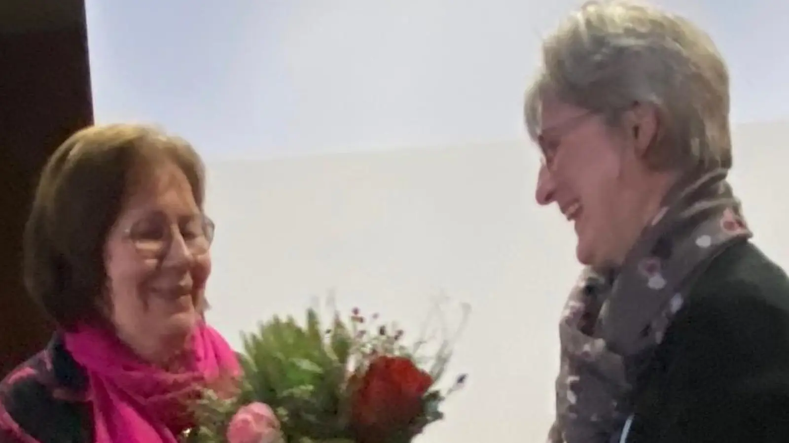 Blumen zum Abschied: Die Vorsitzende Doris Zeitler (im Bild rechts) bedankt sich bei Referentin Elke Burger für die filmische Reise in die Pariser Modewelt. (Bild: Ursula Schreier)