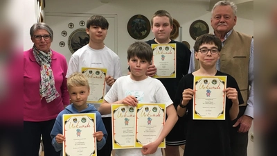 Schützenmeisterin Evelyn Pittroff, die erfolgreich teilnehmenden Jugendlichen und Jugendtrainer Leopold Sassin (Bild: Marion Schneider)