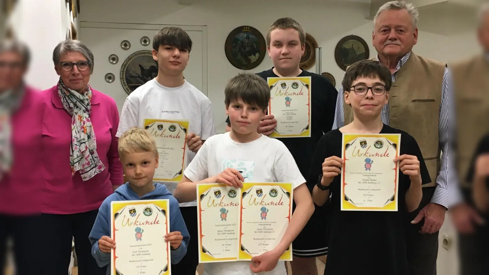 Schützenmeisterin Evelyn Pittroff, die erfolgreich teilnehmenden Jugendlichen und Jugendtrainer Leopold Sassin (Bild: Marion Schneider)