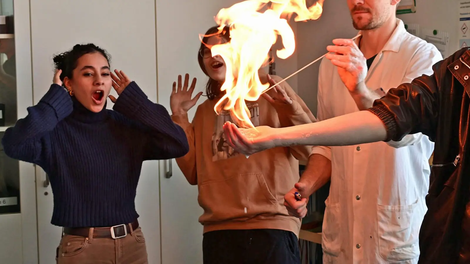 Spektakuläre Experimente hautnah: Beim Tag der offenen Tür zeigte die FOS/BOS Weiden, wie spannend Lernen sein kann.  (Bild: Silke Winkler)