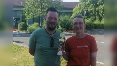 Die Gewinnerin des Johanni-Pokals Manuela Geitner und der Erste Schützenmeister Johannes Wenkmann (Bild: Hermann Schmidt)