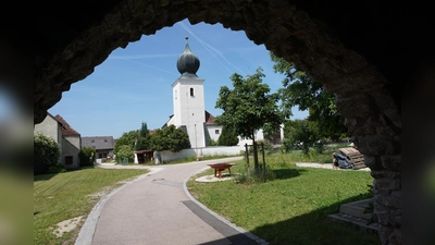 Auf dem Platz zwischen Torbogen und Kirche wird in Hirschwald am Samstag Kirchweih gefeiert (Bild: Lothar Trager)