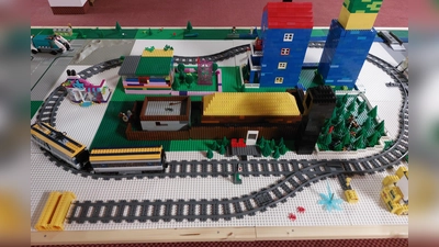 Eines der Highlights war für die Kinder die Lego Eisenbahn (Bild: Katrin Feil)