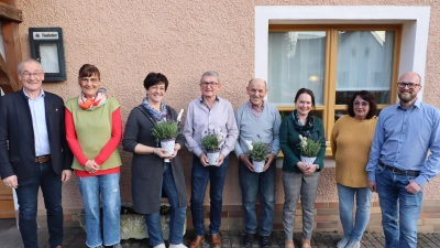 Bürgermeister Erwin Geitner (v.l.), Zweite Vorsitzende Ingrid Flierl, Brigitte Huber, Georg Söldner, Martin Edenharter, Sabine Hausner, Judith Bearkland, Vorsitzender Johannes Pretzl. (Bild: Michael Rabenhofer)