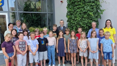 Die Schnaittenbacher Kommunionkinder mit Klassenleiterinnen Julia Wendl-Schön, Verena Six, Rektorin Michaela Bergmann und Frau Christine Hecht (FLIKA Amberg) – und Pastoralreferent Stefan Dotzler und Pfarrer Helmut Brügel. (Bild: Reinhard Fraunholz)
