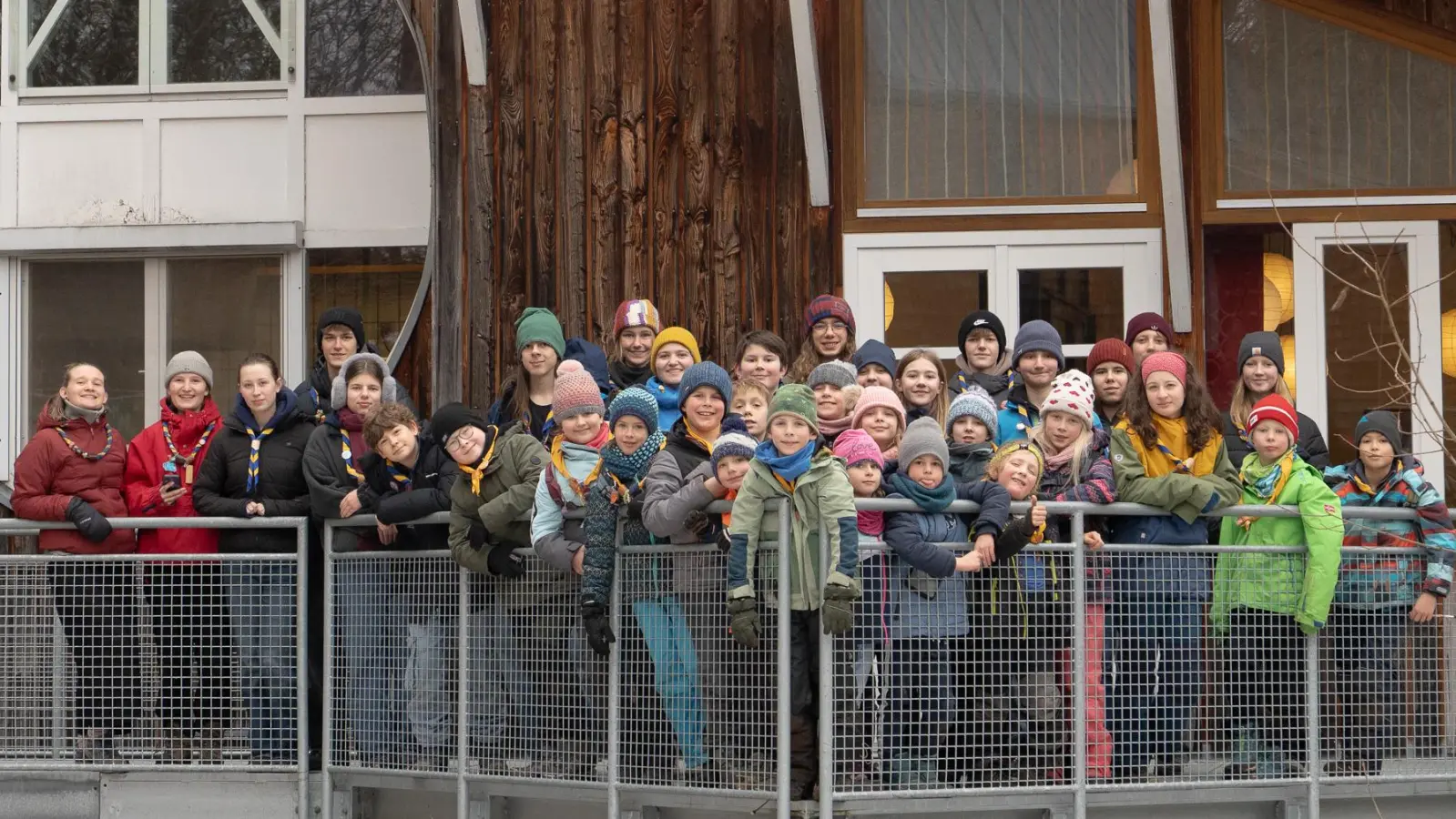Die Teilnehmenden des Stammeswochenendes vor dem Jugendhaus Knappenberg (Bild: Malin Kopczyk)