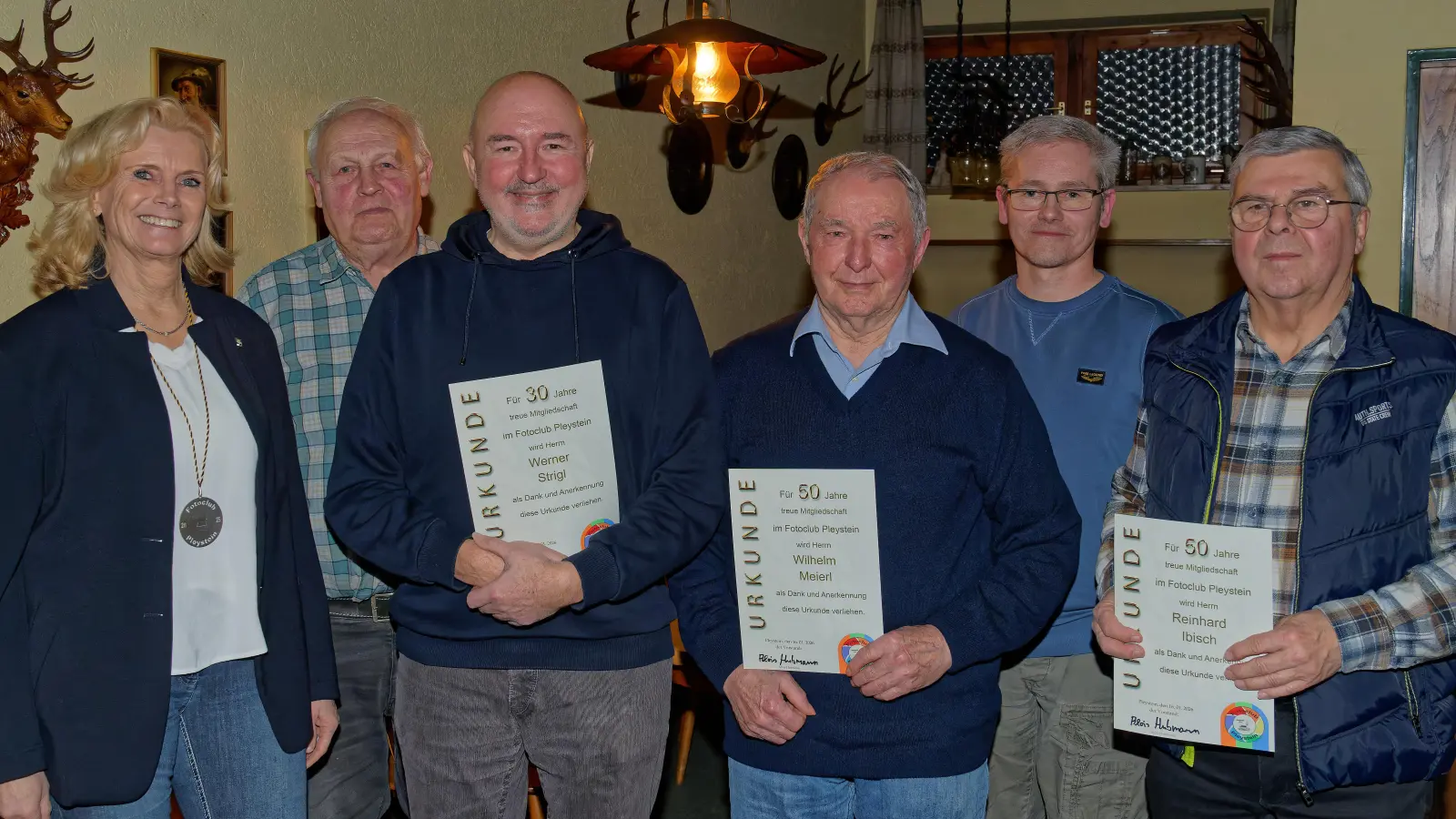 Vorne: Zweite Bürgermeisterin Andrea Lang, Werner Strigl, Wilhelm Meierl, Reinhard Ibisch Hinten: 2. Vorstand Alois Hubmann (links), 1. Vorstand Martin Grötsch (rechts) (Bild: Thomas Enslein)