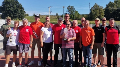 Nach der Siegerehrung Gruppenfoto mit dem Gewinnerteam und den Teamführern. (Bild: Hönig Mario)