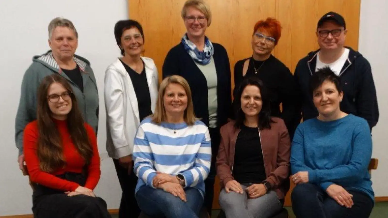 Die alte und neue Vorstandschaft des SV Trevesen, (hinten von links nach rechts) Elisabeth Fenzl, Kassenprüferin Eva-Maria Panzer, Monika König, Übungsleiterin Lydia König und Mario Heinl (vorne von links nach rechts) Pia Wegmann, Beate Sporrer, Carolin Dumler und Tanja Wegmann (Bild: Tanja Wegmann)