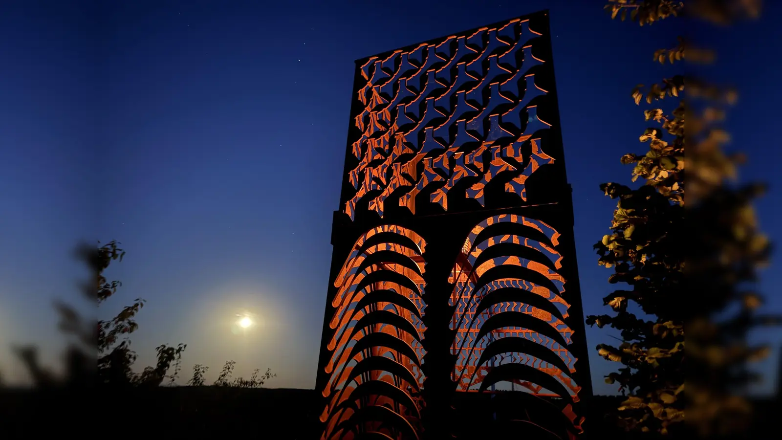 Der Feuerturm bei Hainstetten leuchtet in der Vollmondnacht. (Bild: Amelie Hahn)