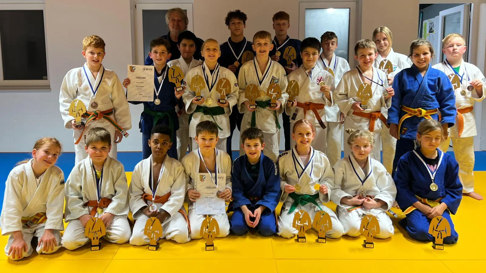 Die erfolgreichen Judoka der DJK Ensdorf mit ihren Medaillen und Pokalen  (Bild: Manfred Schmid)