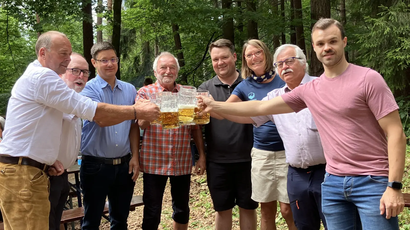 Die Vorstandschaft mit Gästen beim Bieranstich. 	  (Bild: Elke Geck-Neidl)