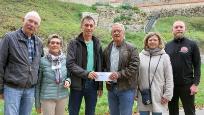 Auf der Schanze, dort wo für den Großen Schlackenmarsch der Start- und Zielbogen aufgebaut, war, trafen sich Vertreter der Initiative Meine und der Vrstand des Schlackenvereins zur Spendenübergabe (v.l.) Christian und Lisa Nerlich (MEINE), Christian Koch (Vorstand Schlackenverein), Manfred Lilla und Silke Pirner (MEINE) und Andy Moser (stellv. Vorstand Schlackenverein).  (Bild: Heidi Franitza)