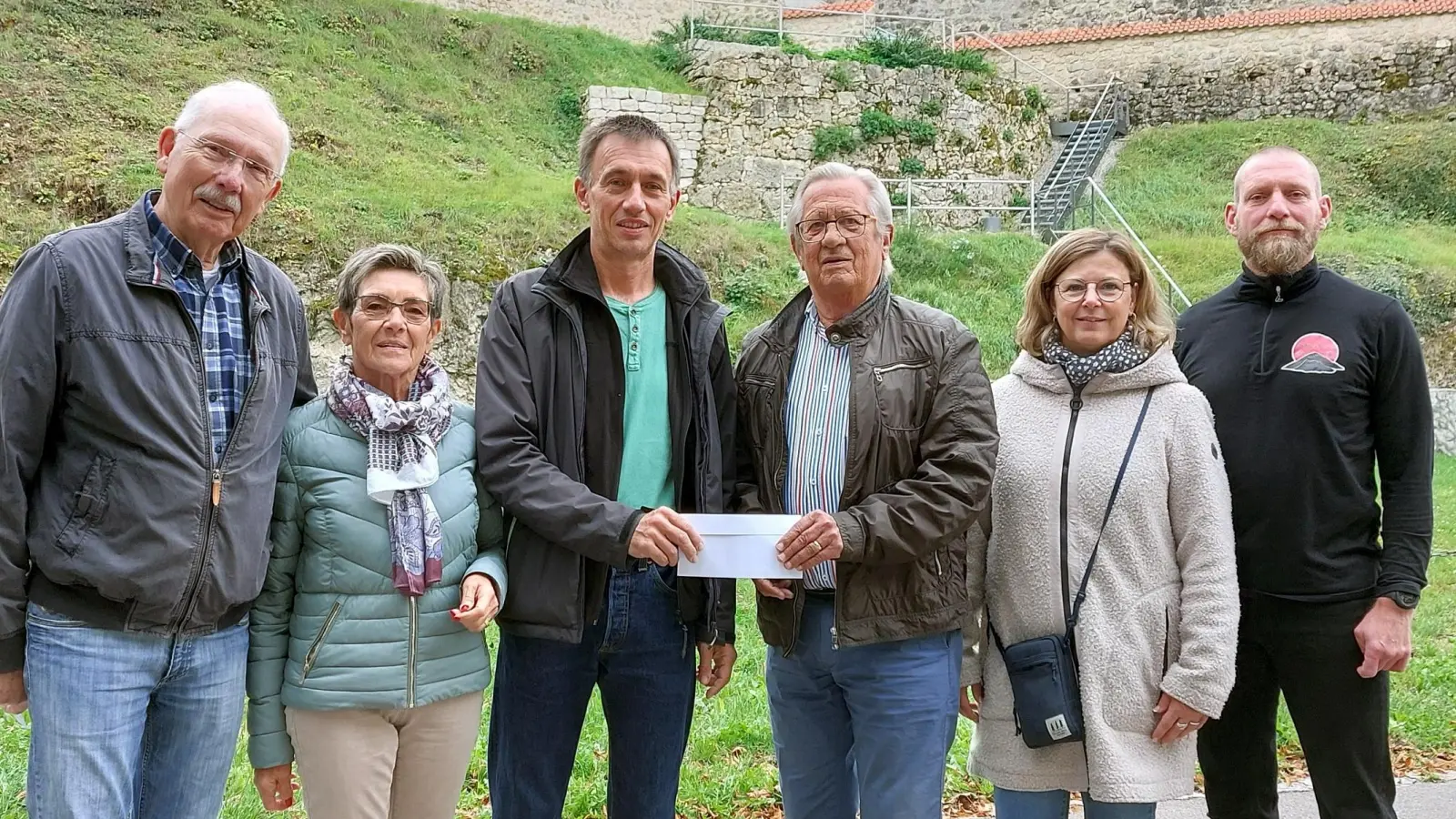 Auf der Schanze, dort wo für den Großen Schlackenmarsch der Start- und Zielbogen aufgebaut, war, trafen sich Vertreter der Initiative Meine und der Vrstand des Schlackenvereins zur Spendenübergabe (v.l.) Christian und Lisa Nerlich (MEINE), Christian Koch (Vorstand Schlackenverein), Manfred Lilla und Silke Pirner (MEINE) und Andy Moser (stellv. Vorstand Schlackenverein).  (Bild: Heidi Franitza)