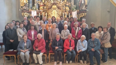 Gruppenbild vor dem Hochaltar mit Pfarrer Helmut Brügel -ganz links- und Katechist Martin Bergmann -ganz rechtsmit dem Vorstandsteam des Frauenbundes und den Teilnehmern (Bild: Anita Hartmann)