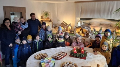 Diakon Rudolf Hoffmann erklärte den Kindern vom KinderHaus Sankt Josef die Krippe. (Bild: Josef Söllner)