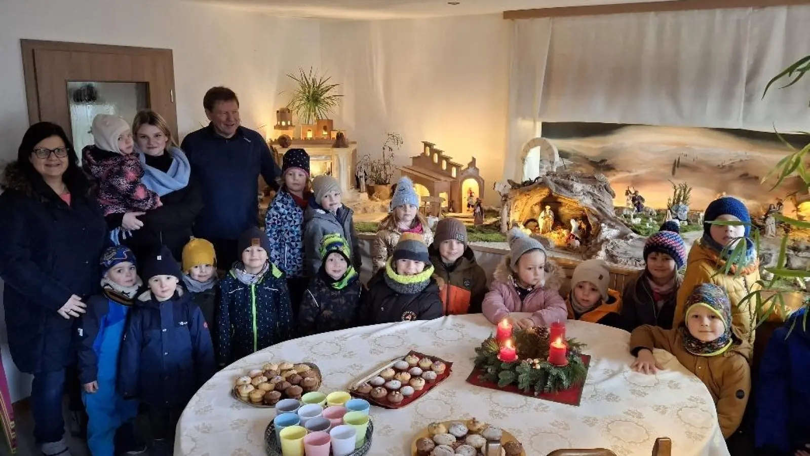 Diakon Rudolf Hoffmann erklärte den Kindern vom KinderHaus Sankt Josef die Krippe. (Bild: Josef Söllner)