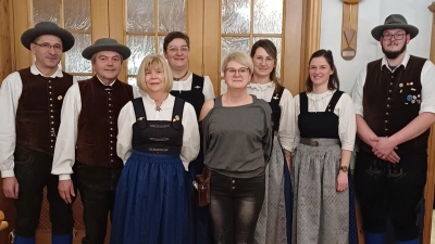 v.l. 1. Vorstand Franz Niebler, Hans-Gerd und Sonja Königer, die anwesenden Neumitglieder Doris Bodendörfer, Alexandra Dorn, Sabrina Zagel, Kerstin Pilhofer und 2. Vorstand Andre Wing (nicht im Bild die neuen Mitglieder Christian Dorn, Lukas Pilhöfer und Erwin Vogel). (Bild: Gerda Donhauser)