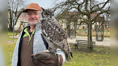 Rudi Kolitsch mit der Weißfleckeule Uschi (Bild: Daniela Kielhorn)