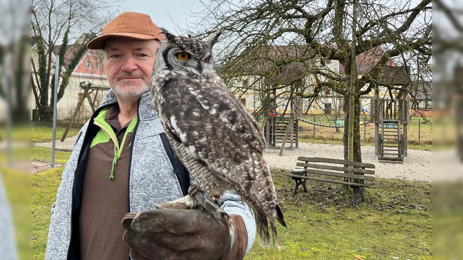 Rudi Kolitsch mit der Weißfleckeule Uschi (Bild: Daniela Kielhorn)