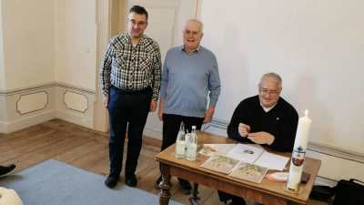 Peter Pilz aus Donaustauf präsentiert sich als neuer Präfekt, daneben Max Pravida und Zentralpräses Thomas Schmid. (Bild: Herbert Ziegler)