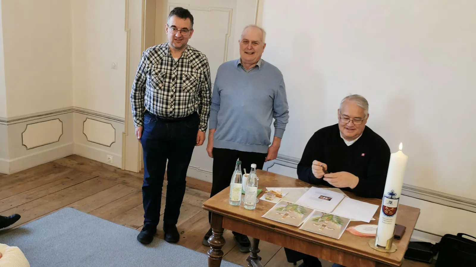 Peter Pilz aus Donaustauf präsentiert sich als neuer Präfekt, daneben Max Pravida und Zentralpräses Thomas Schmid. (Bild: Herbert Ziegler)