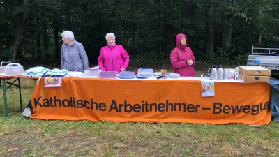 Die KAB Damen bei dem Servieren des 2. Frühstucks (Bild: Gudrun Sirtl)
