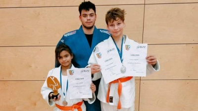 Lilly und Fabian Dethloff mit Betreuer Sebastian Dethloff (Bild: Heinz-Ulrich Schmidt)