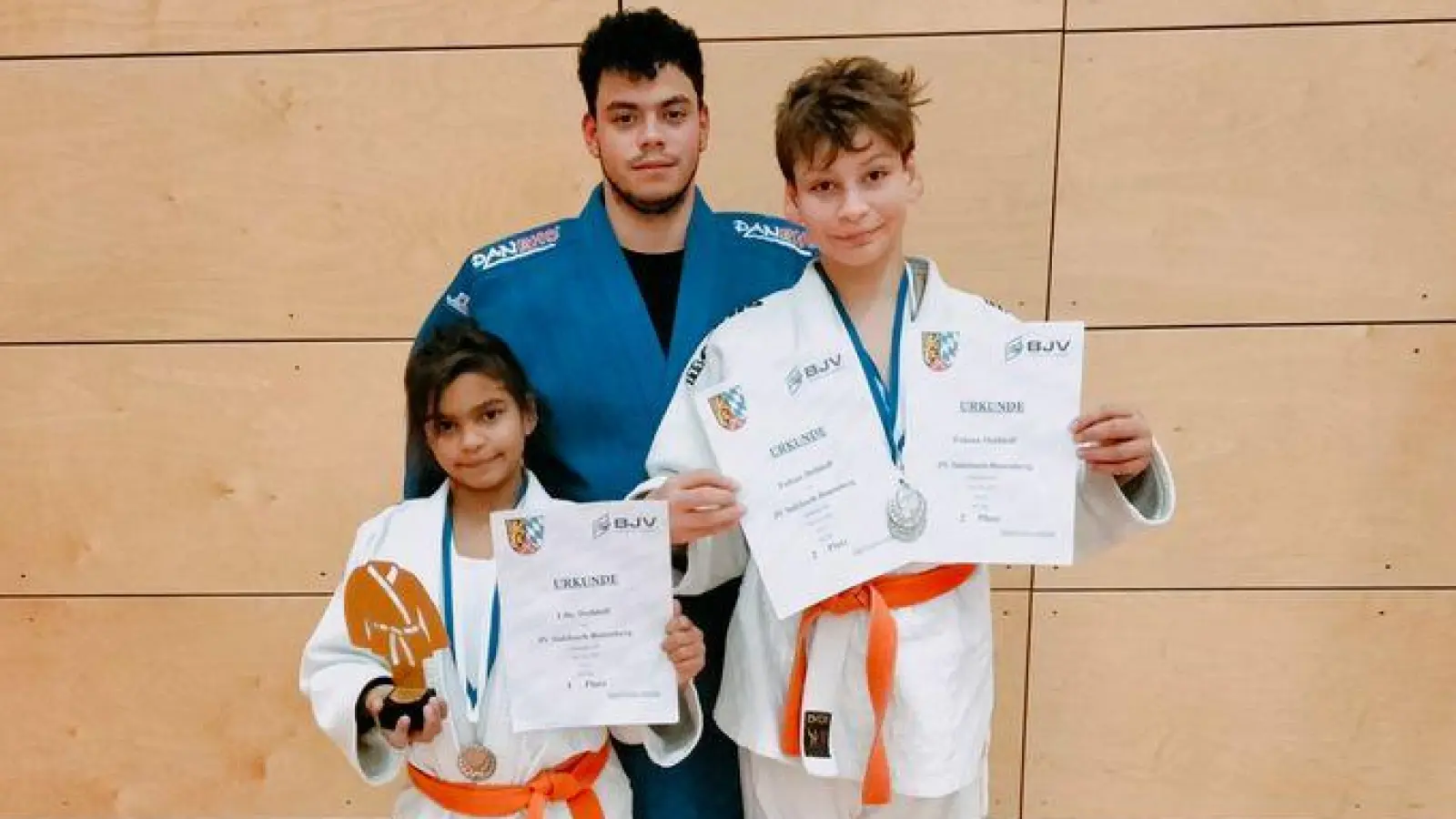 Lilly und Fabian Dethloff mit Betreuer Sebastian Dethloff (Bild: Heinz-Ulrich Schmidt)