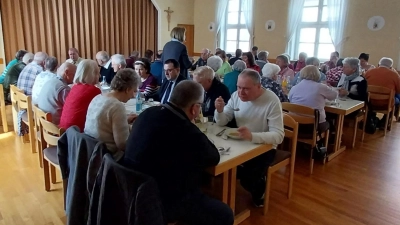 Besucher beim Fastenessen (Bild: Waltraud Fichtner)