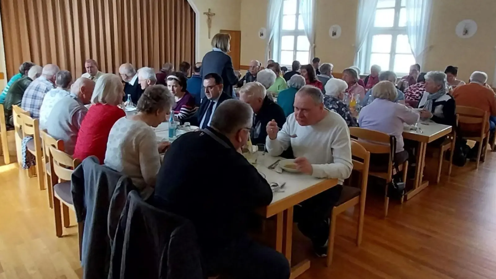 Besucher beim Fastenessen (Bild: Waltraud Fichtner)